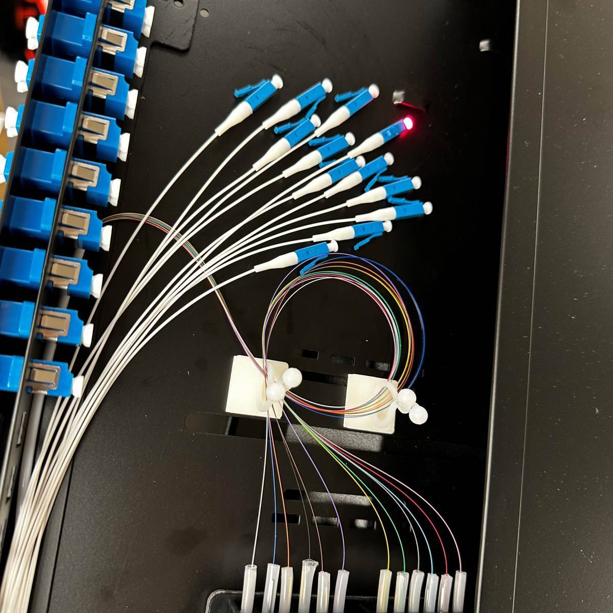 Fibre optic patch panel with lit fibre connections